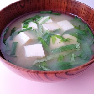 豆腐と大葉の味噌汁